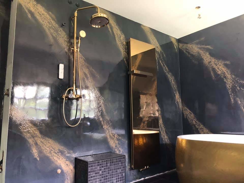 Источник вдохновения для домашнего уюта: большая главная ванная комната в современном стиле с отдельно стоящей ванной, открытым душем, черной плиткой, черными стенами, черным полом, накладной раковиной и черной столешницей