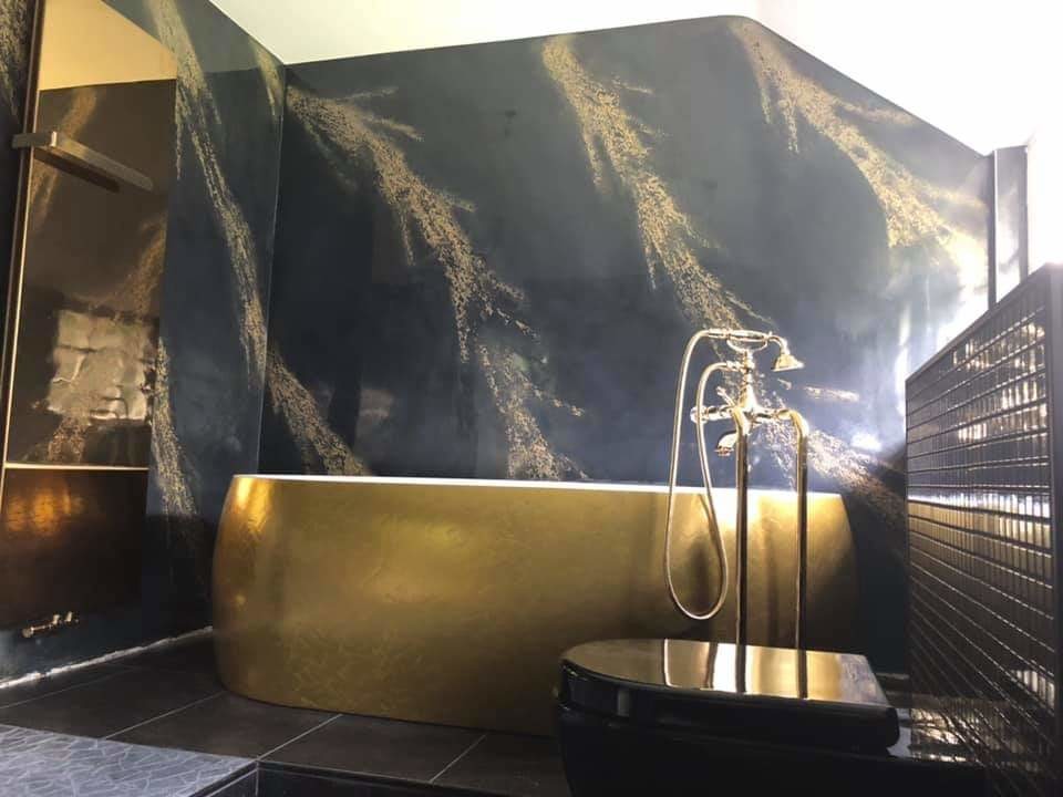 Exemple d'une grande salle de bain principale tendance avec une baignoire indépendante, une douche ouverte, un carrelage noir, un mur noir, un lavabo posé, un sol noir et un plan de toilette noir.