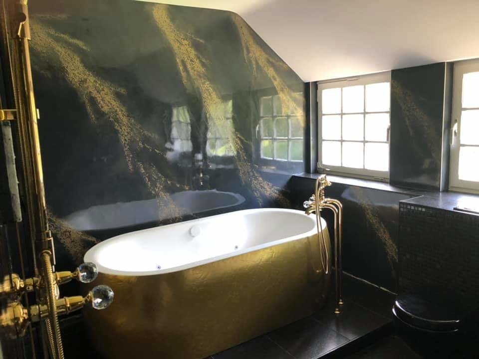 Ispirazione per una grande stanza da bagno padronale design con vasca freestanding, doccia aperta, piastrelle nere, pareti nere, lavabo da incasso, pavimento nero e top nero