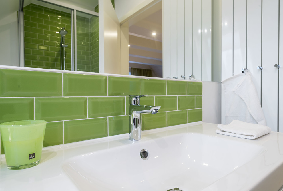 Esempio di una stanza da bagno contemporanea di medie dimensioni con pareti bianche, pavimento in sughero e pavimento bianco