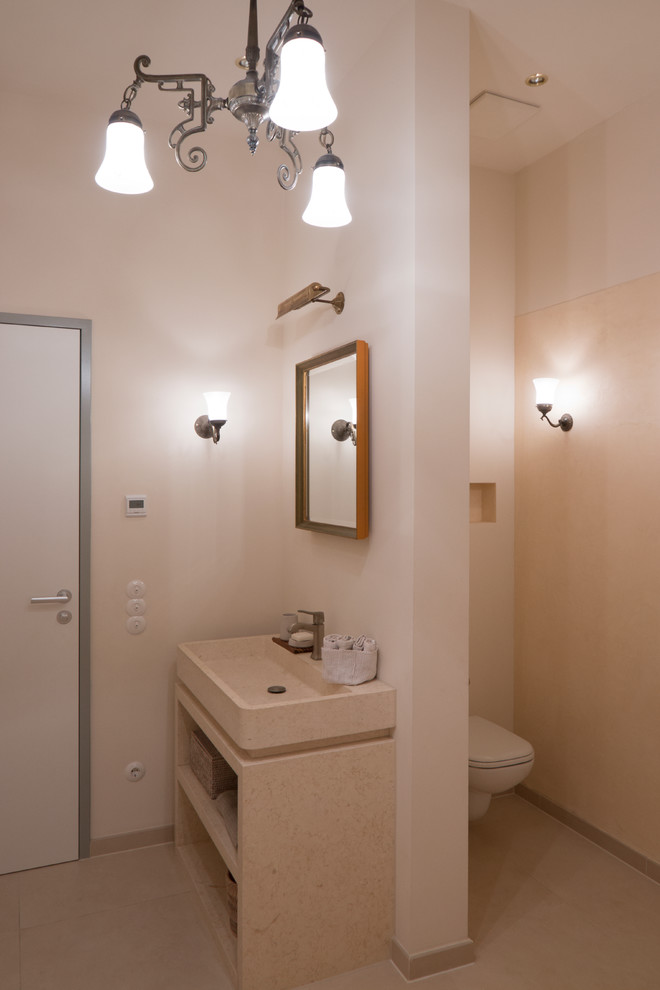 Пример оригинального дизайна: ванная комната в классическом стиле с открытым душем, инсталляцией, бежевой плиткой, накладной ванной, бежевыми стенами, бежевым полом и открытым душем