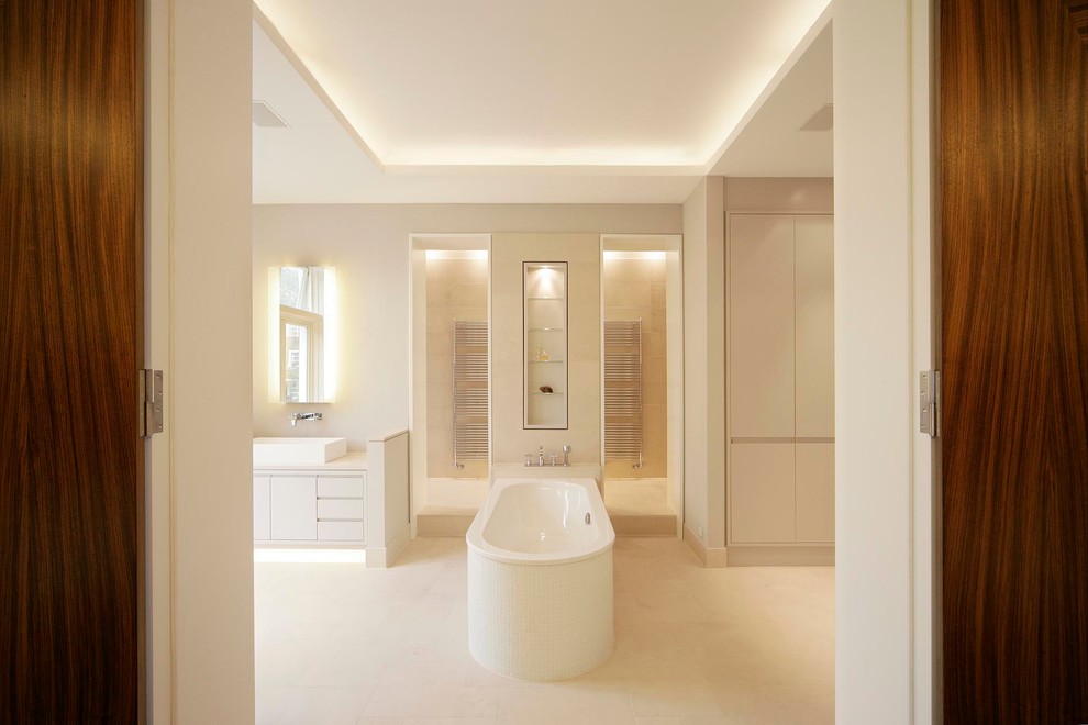 Источник вдохновения для домашнего уюта: большая главная ванная комната в современном стиле с плоскими фасадами, белыми фасадами, накладной ванной, бежевой плиткой, бежевыми стенами и настольной раковиной