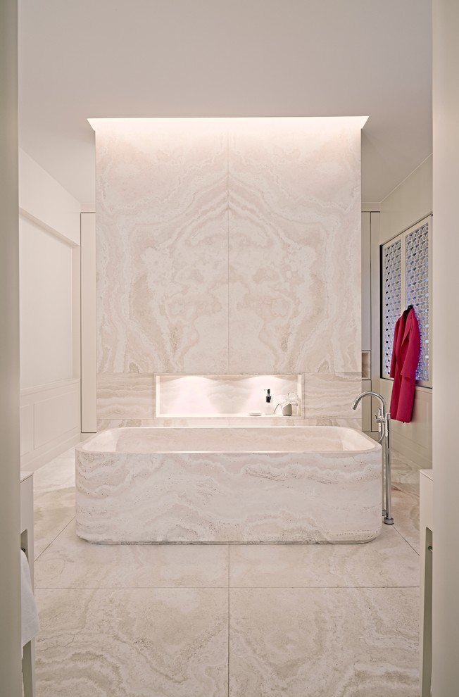 Großes Modernes Badezimmer mit freistehender Badewanne, weißen Fliesen, Steinplatten und weißer Wandfarbe in Berlin