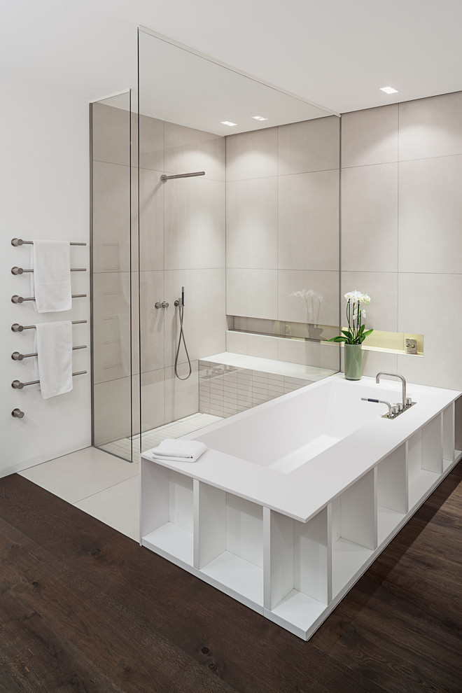 Inspiration för mellanstora moderna badrum, med ett undermonterat badkar, en öppen dusch, beige kakel, stenkakel, vita väggar, mörkt trägolv och med dusch som är öppen