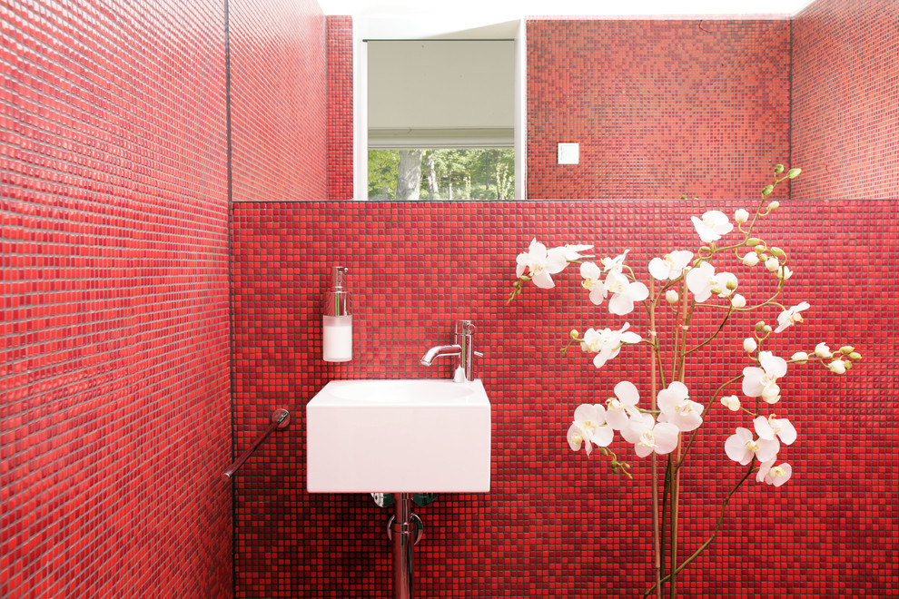 Idéer för att renovera ett litet funkis badrum, med ett väggmonterat handfat, röd kakel, mosaik och röda väggar