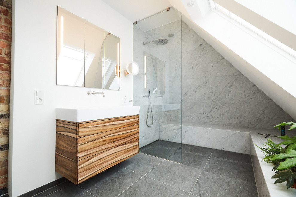 Idées déco pour une grande salle de bain contemporaine en bois brun avec un placard à porte plane, un carrelage gris, un mur blanc, un sol gris, aucune cabine, un plan de toilette blanc, un banc de douche, meuble simple vasque et meuble-lavabo encastré.