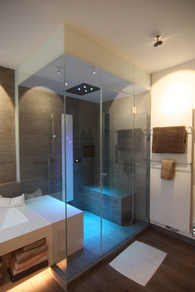 Идея дизайна: большая ванная комната в современном стиле с душем без бортиков, серыми стенами, темным паркетным полом и коричневым полом