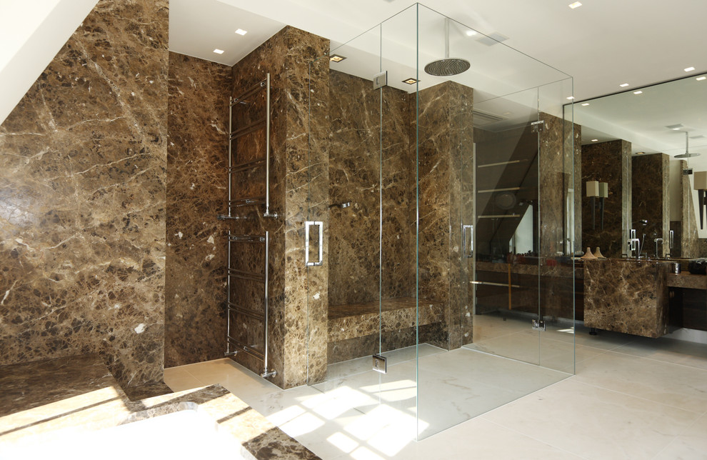 Idéer för ett stort modernt en-suite badrum, med ett integrerad handfat, en kantlös dusch, brun kakel, stenhäll och marmorgolv