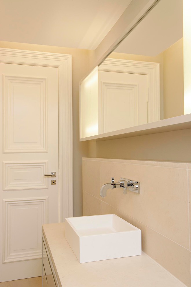 Ejemplo de cuarto de baño actual con baldosas y/o azulejos beige, paredes beige y lavabo sobreencimera