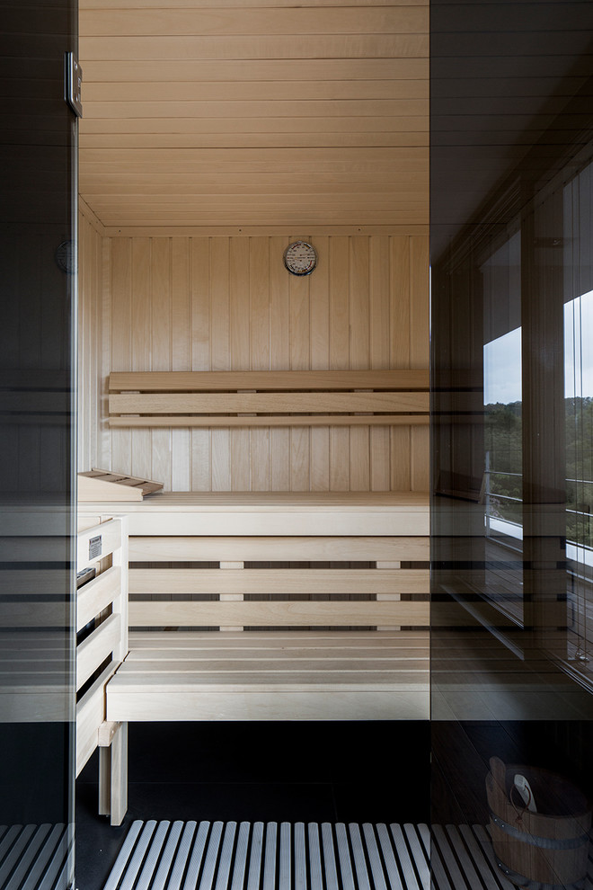 Mittelgroße Moderne Sauna mit beiger Wandfarbe und schwarzem Boden in München