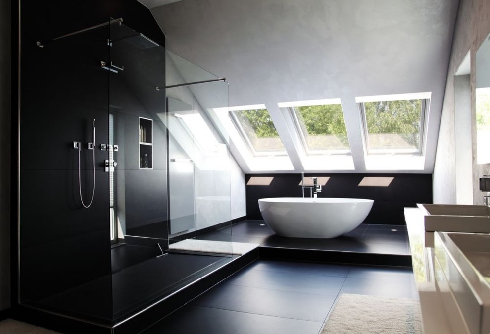Источник вдохновения для домашнего уюта: огромная ванная комната в современном стиле с отдельно стоящей ванной, открытым душем, черной плиткой, белыми стенами, настольной раковиной и открытым душем