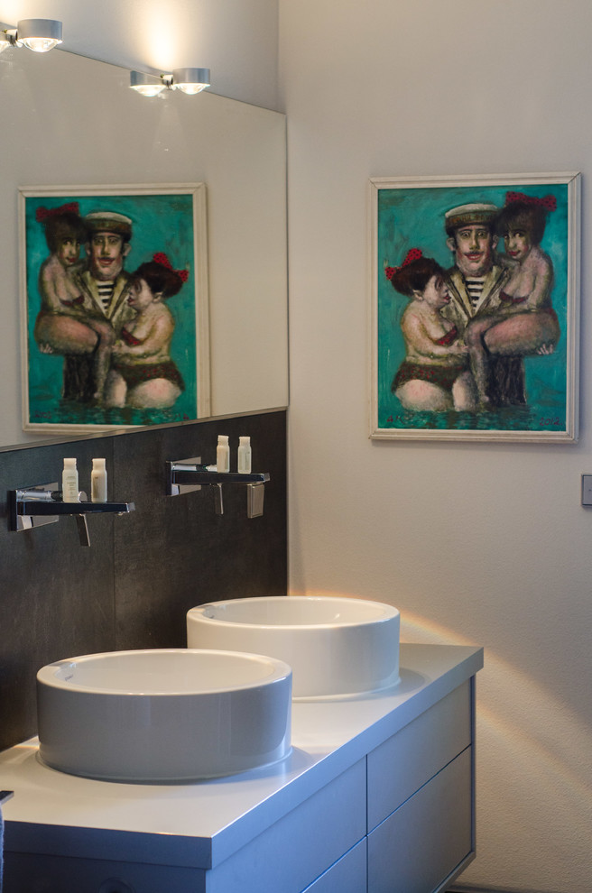 Foto di una stanza da bagno contemporanea con ante lisce, ante grigie, pareti bianche e lavabo a bacinella