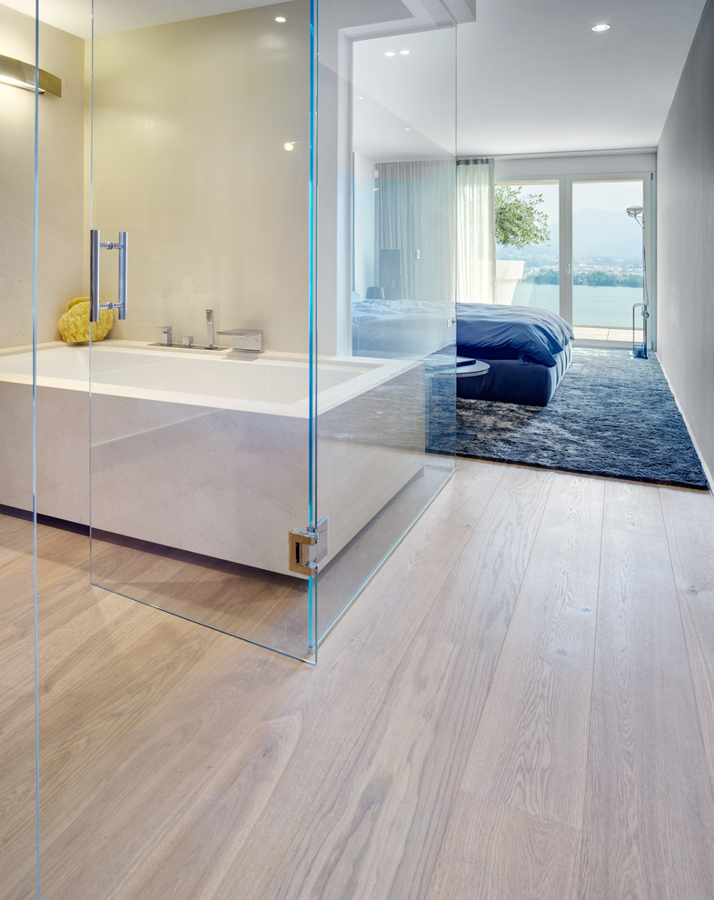 Großes Klassisches Badezimmer mit braunem Holzboden und beigem Boden in Sonstige