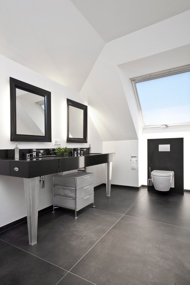 Пример оригинального дизайна: большая ванная комната в современном стиле с инсталляцией, белыми стенами, полом из сланца, врезной раковиной и окном