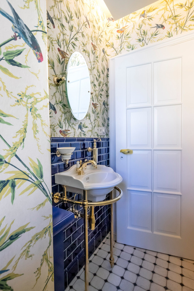 Стильный дизайн: ванная комната среднего размера в классическом стиле с инсталляцией, синей плиткой, полом из керамической плитки, консольной раковиной, тумбой под одну раковину, напольной тумбой и обоями на стенах - последний тренд