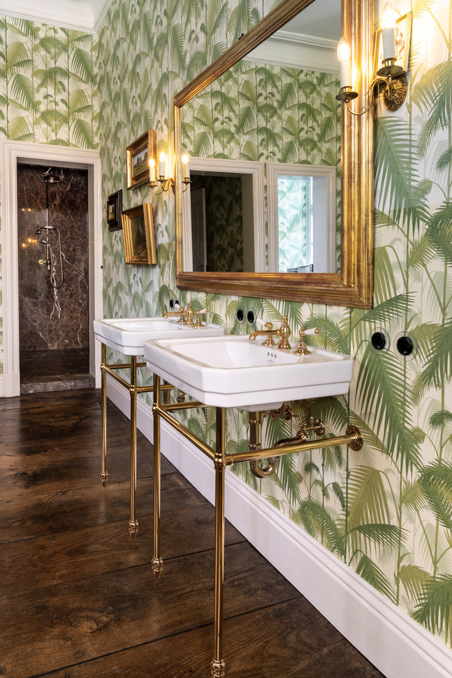 Großes Klassisches Badezimmer mit freistehender Badewanne, dunklem Holzboden, integriertem Waschbecken und braunem Boden in München