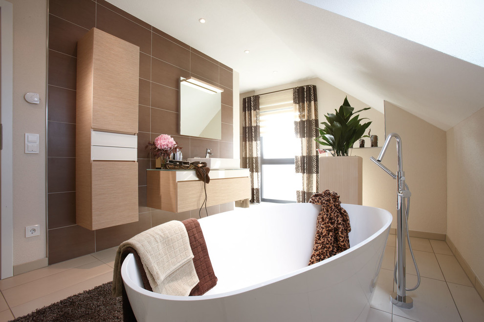 Exemple d'une salle de bain tendance avec une baignoire indépendante, une douche à l'italienne, un carrelage marron, un mur beige et un sol beige.