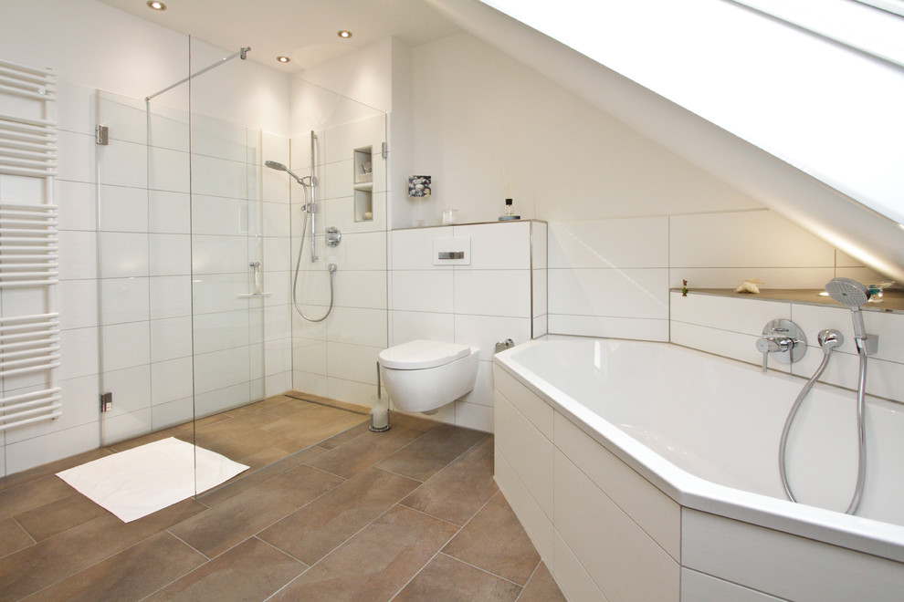Réalisation d'une salle de bain design de taille moyenne avec une baignoire d'angle, une douche à l'italienne, un carrelage blanc, un mur blanc et un sol marron.