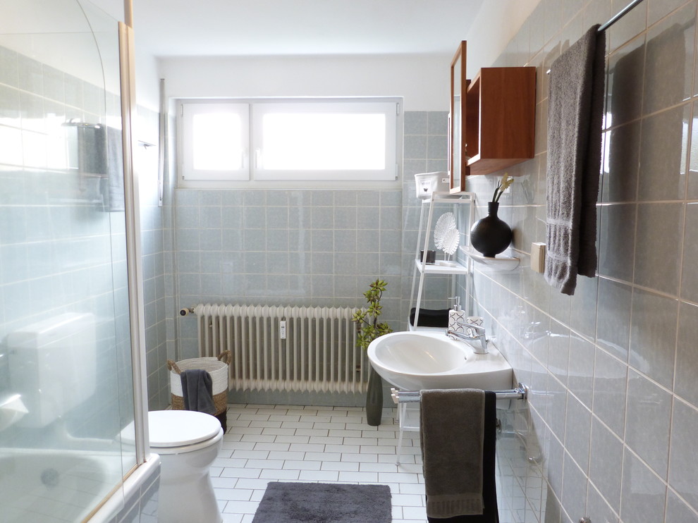Idées déco pour une salle d'eau campagne de taille moyenne avec un placard sans porte, une baignoire posée, un combiné douche/baignoire, WC à poser, un carrelage bleu, un mur blanc, un lavabo suspendu, un sol blanc et une cabine de douche à porte battante.