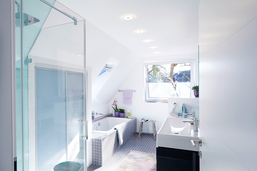 Mittelgroßes Modernes Badezimmer mit weißer Wandfarbe, Mosaik-Bodenfliesen, Aufsatzwaschbecken, grauen Fliesen und Mosaikfliesen in Sonstige