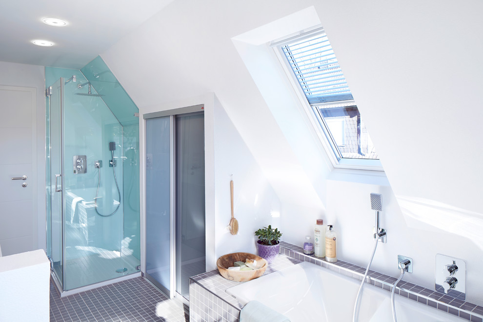 Inspiration för moderna badrum, med ett platsbyggt badkar, en hörndusch, grå kakel, mosaik och mosaikgolv