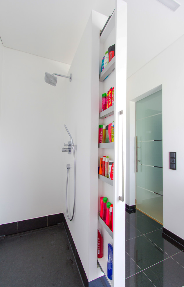 Cette image montre une salle d'eau design avec un placard à porte plane et des portes de placard blanches.