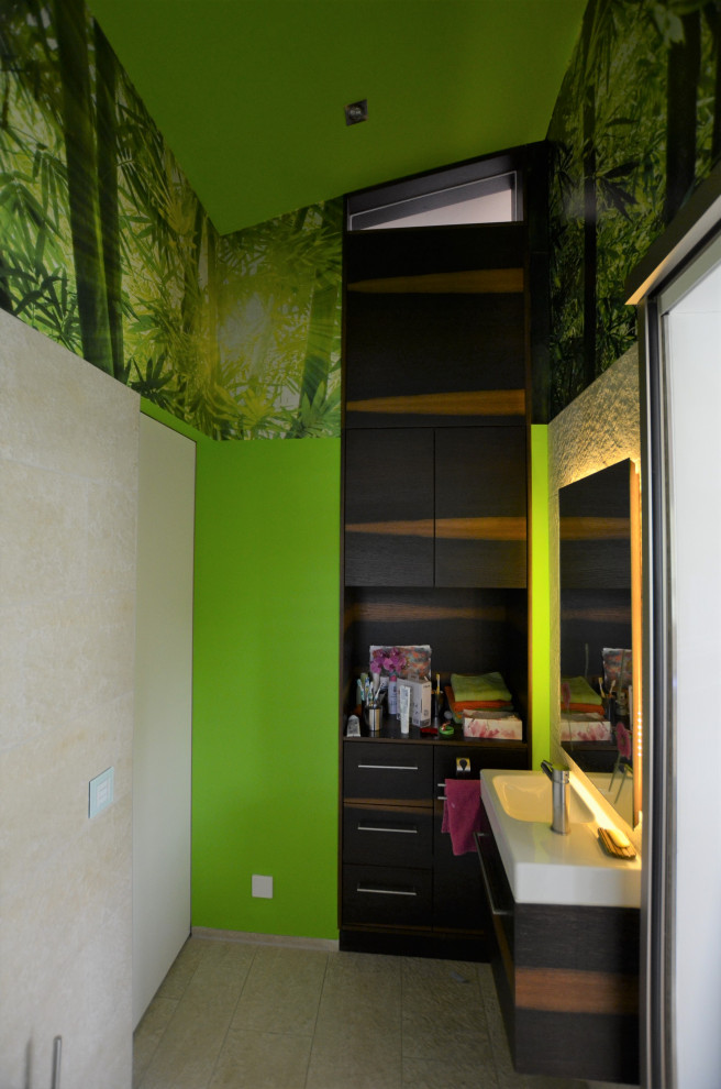 Ejemplo de cuarto de baño contemporáneo pequeño con paredes verdes, cuarto de baño y papel pintado