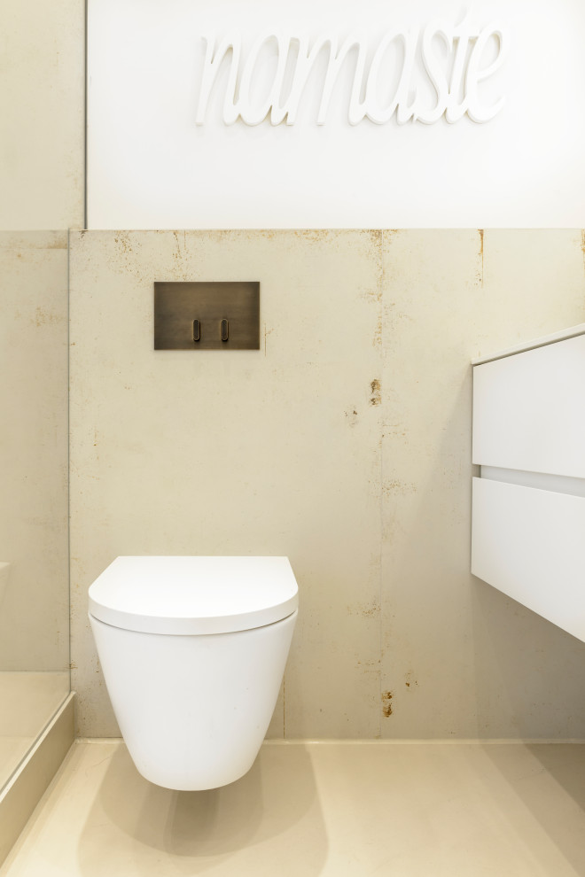Пример оригинального дизайна: ванная комната среднего размера в стиле шебби-шик с отдельно стоящей ванной, бежевой плиткой, бежевым полом, плоскими фасадами, белыми фасадами, открытым душем, инсталляцией, керамической плиткой, бежевыми стенами, монолитной раковиной, столешницей из искусственного камня, открытым душем и белой столешницей