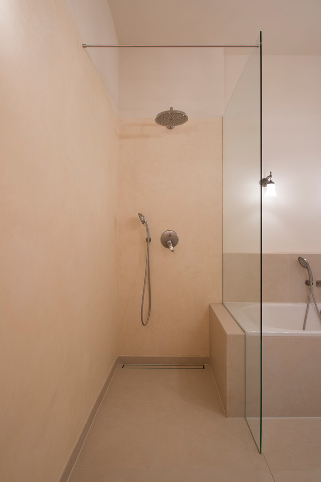Klassisches Duschbad mit offener Dusche, Wandtoilette, beigen Fliesen, Einbaubadewanne, beiger Wandfarbe, offener Dusche und beigem Boden in Berlin