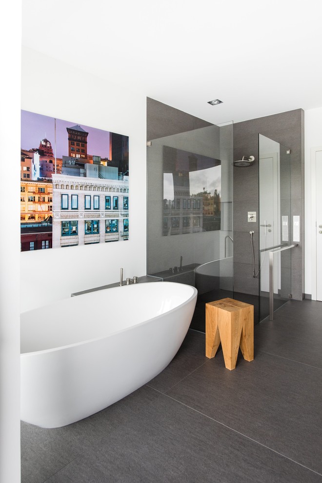 Стильный дизайн: ванная комната среднего размера в современном стиле с отдельно стоящей ванной, душем без бортиков, коричневой плиткой, цементной плиткой, белыми стенами, полом из цементной плитки, душевой кабиной, коричневым полом и открытым душем - последний тренд
