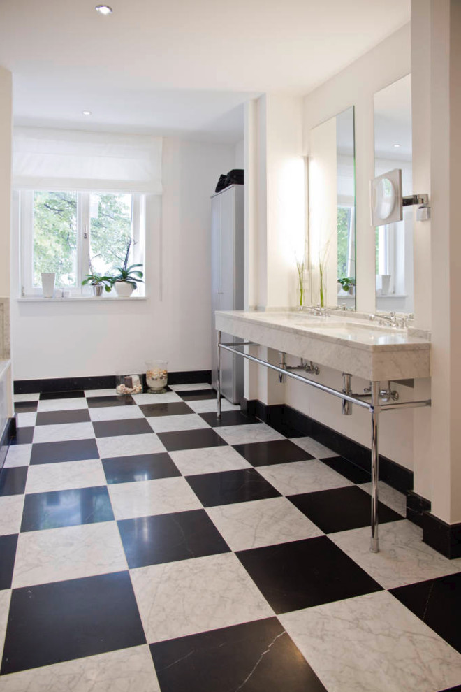 Großes Modernes Badezimmer mit Marmor-Waschbecken/Waschtisch, schwarz-weißen Fliesen, Steinfliesen, weißer Wandfarbe, Marmorboden und Unterbauwaschbecken in Düsseldorf