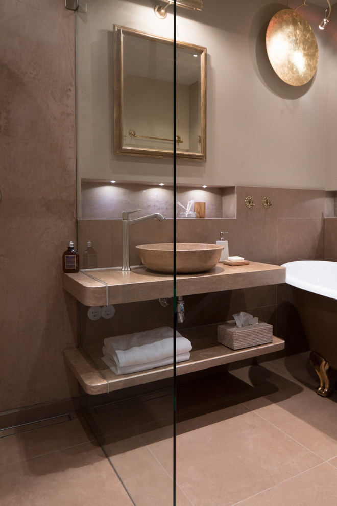 Ejemplo de cuarto de baño tradicional con bañera exenta, ducha abierta, sanitario de pared, baldosas y/o azulejos marrones y lavabo sobreencimera