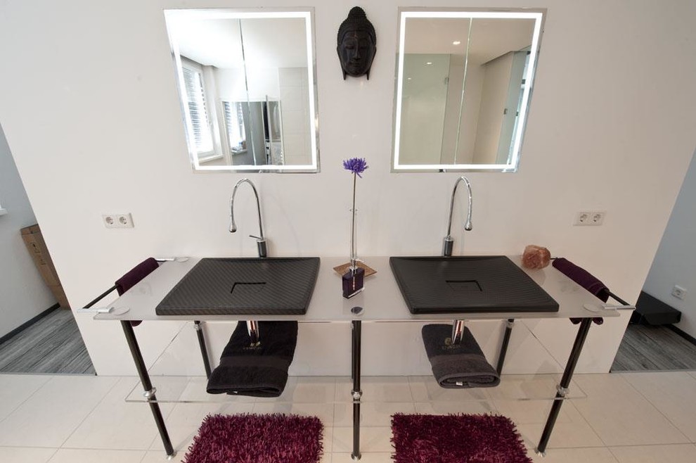 Mittelgroßes Modernes Badezimmer En Suite mit beigen Fliesen, Keramikfliesen und weißer Wandfarbe in Köln