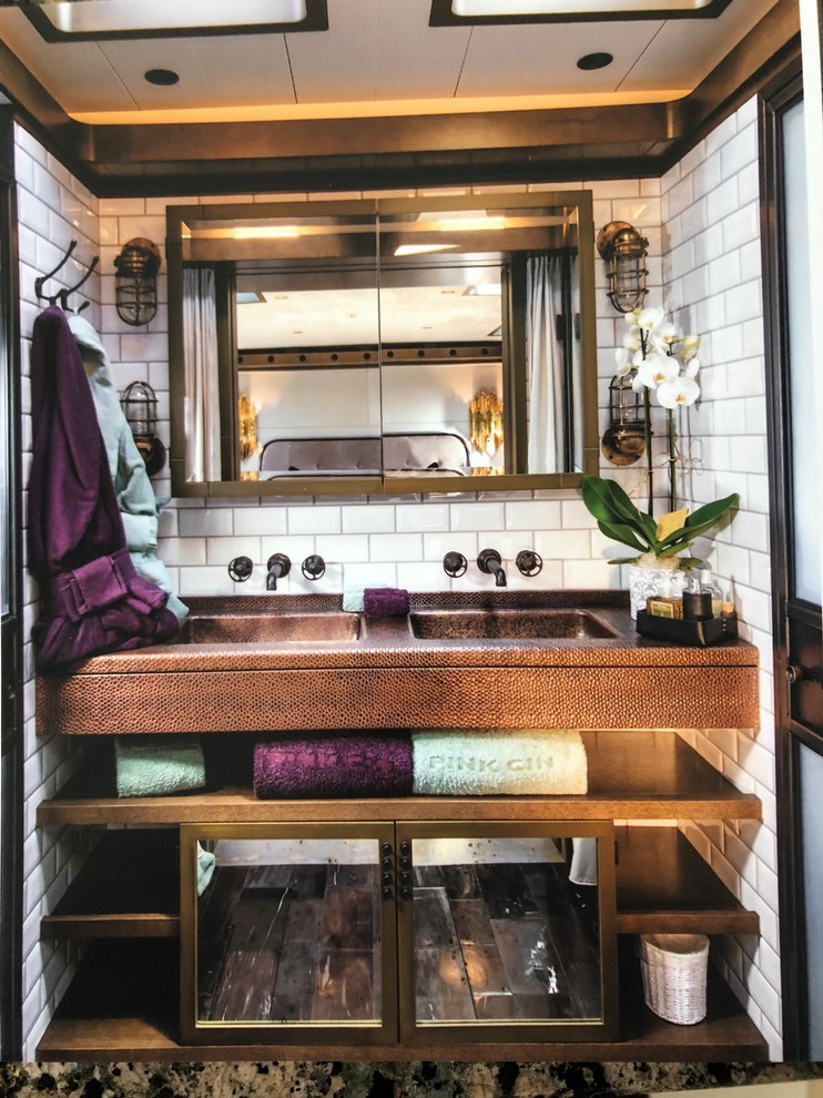 Esempio di una stanza da bagno rustica con nessun'anta, ante marroni, piastrelle bianche, piastrelle diamantate, lavabo integrato, top in rame e top marrone
