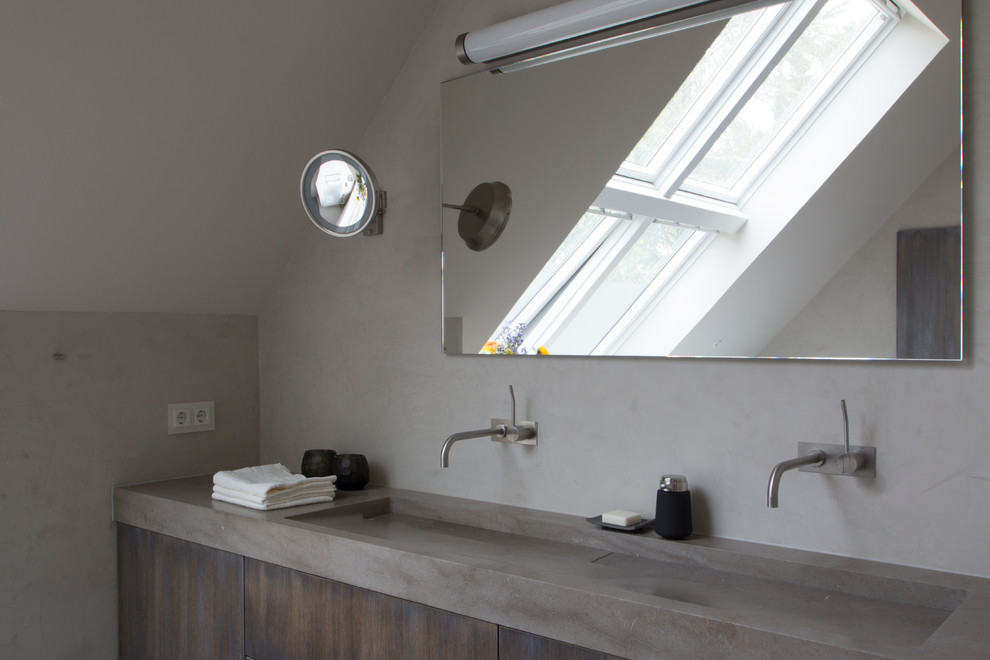 Exemple d'une grande salle de bain principale tendance en bois foncé avec un placard à porte plane, une baignoire posée, une douche à l'italienne, des dalles de pierre, un mur gris, un lavabo intégré, un plan de toilette en marbre, un sol gris et aucune cabine.
