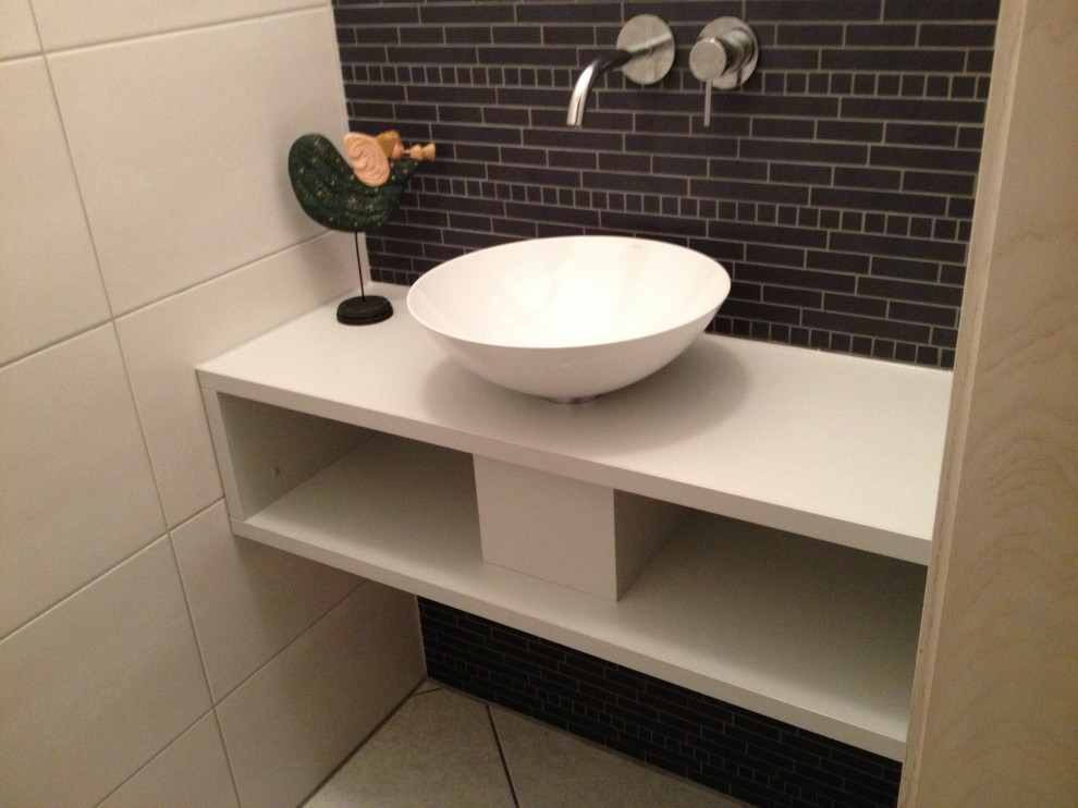 Kleines Modernes Badezimmer mit offenen Schränken, grauen Fliesen, weißer Wandfarbe, Aufsatzwaschbecken, Waschtisch aus Holz, grauem Boden, Einzelwaschbecken, schwebendem Waschtisch, grauen Schränken und grauer Waschtischplatte in Sonstige