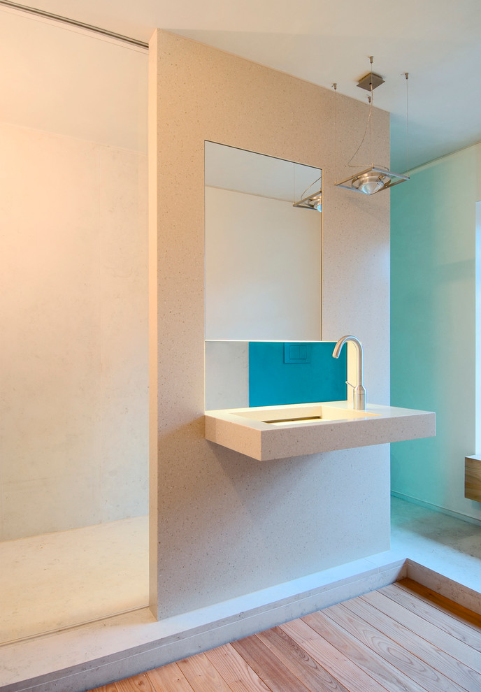 Kleines Modernes Duschbad mit bodengleicher Dusche, Mineralwerkstoff-Waschtisch und beiger Waschtischplatte in Düsseldorf