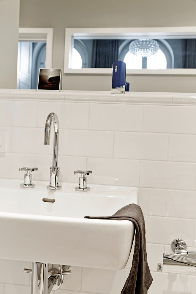 Ejemplo de cuarto de baño principal actual de tamaño medio con baldosas y/o azulejos blancos, baldosas y/o azulejos de cemento, lavabo suspendido y suelo beige