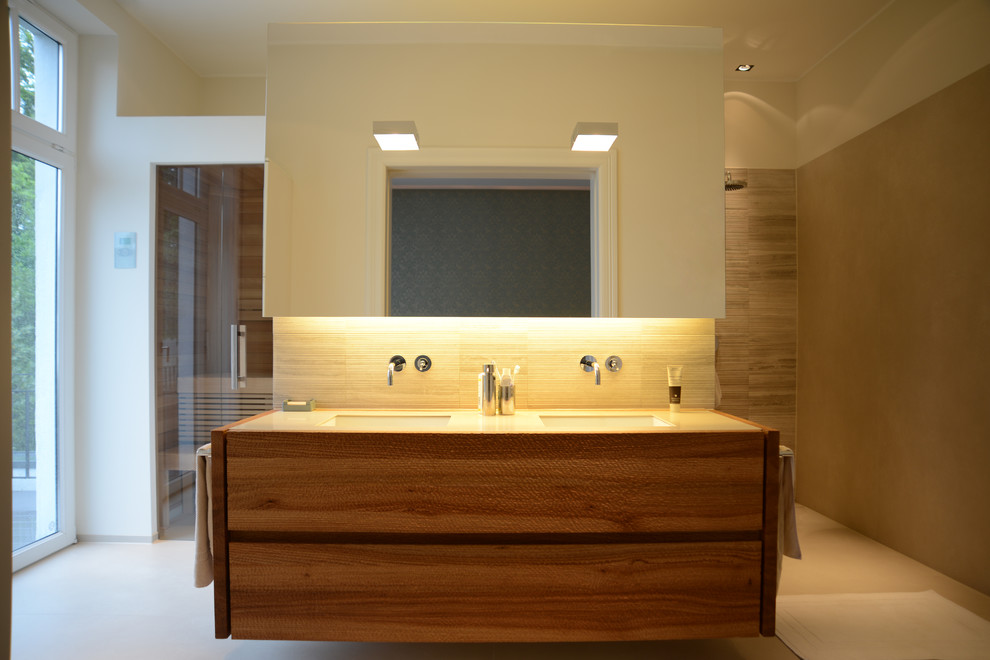 Diseño de cuarto de baño actual grande con lavabo bajoencimera