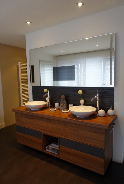 Пример оригинального дизайна: ванная комната среднего размера в современном стиле с темными деревянными фасадами, отдельно стоящей ванной, душем без бортиков, серой плиткой, белыми стенами, полом из керамической плитки, настольной раковиной и серым полом