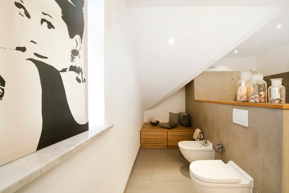 Modernes Badezimmer mit Wandtoilette in München
