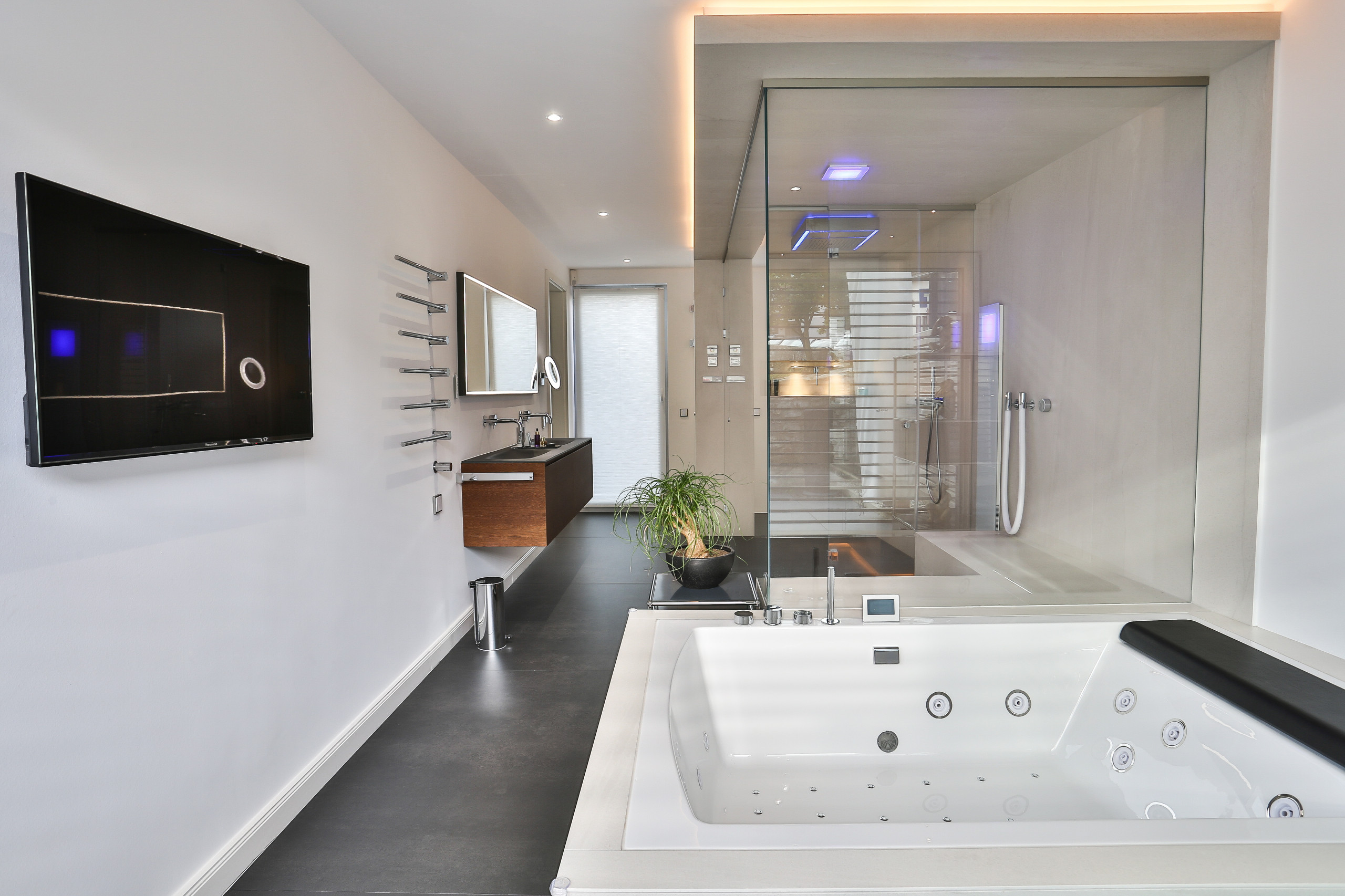 Wellness Bad in Königstein im Taunus - Contemporary - Bathroom - Frankfurt  - by acqua design - exklusive badkonzepte | Houzz