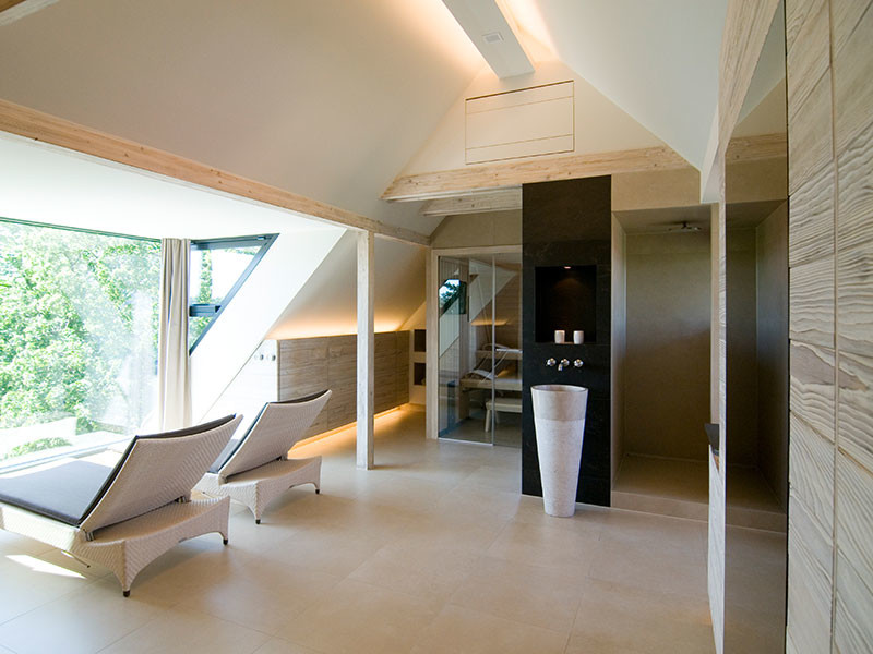 Esempio di un'ampia sauna minimal con lavabo a colonna, top in cemento, doccia a filo pavimento e pareti bianche