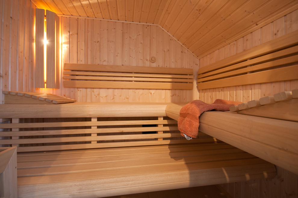 Kleine Moderne Sauna mit gelber Wandfarbe, hellem Holzboden und gelbem Boden in Frankfurt am Main