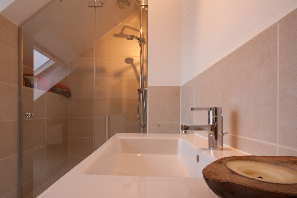 Foto på ett litet funkis bastu, med en kantlös dusch, beige kakel, bruna väggar, klinkergolv i keramik, ett fristående handfat, brunt golv och dusch med gångjärnsdörr
