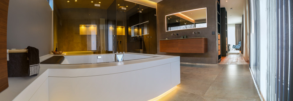 Стильный дизайн: большая главная ванная комната в стиле модернизм с плоскими фасадами, темными деревянными фасадами, накладной ванной, душем без бортиков, инсталляцией, серой плиткой, каменной плиткой, серыми стенами, полом из цементной плитки, монолитной раковиной, стеклянной столешницей, бежевым полом, открытым душем, зеленой столешницей, сиденьем для душа, тумбой под две раковины, подвесной тумбой, многоуровневым потолком и панелями на стенах - последний тренд