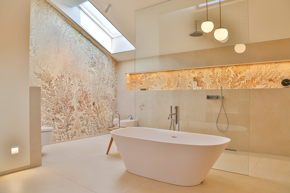 Modelo de cuarto de baño minimalista grande con bañera exenta, ducha a ras de suelo, paredes beige, suelo de piedra caliza, aseo y ducha, suelo beige y ducha abierta