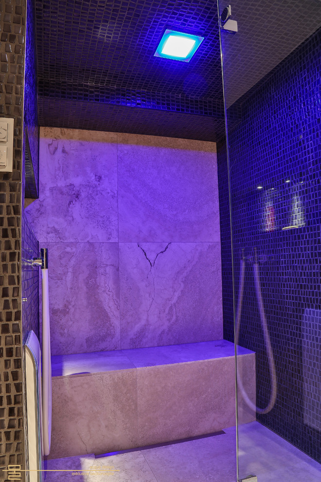 Стильный дизайн: большая ванная комната в классическом стиле с отдельно стоящей ванной, душем без бортиков, инсталляцией, бежевой плиткой, плиткой из листового камня, полом из травертина, настольной раковиной и столешницей из искусственного камня - последний тренд
