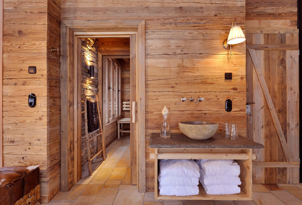 Cette photo montre une salle de bain montagne avec une vasque.
