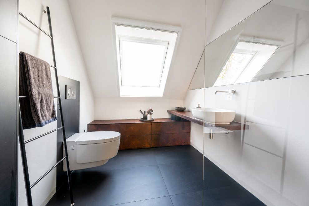 Пример оригинального дизайна: ванная комната среднего размера в современном стиле с душем без бортиков, черно-белой плиткой, душевой кабиной, настольной раковиной, открытым душем, тумбой под одну раковину и подвесной тумбой